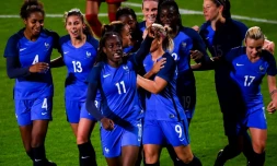 Ouleymata Sarr (N.11) félicitée par ses coéquipières après son but pour la France face à l'Espagne en amical, le 18 septembre 2017 à Calais