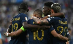 Le capitaine de l'équipe de France Kylian Mbappé, félicité par ses coéquipiers, après son penalty réussi contre la Grèce, en qualificatons à l'Euro-2024, le 19 juin 2023 au Stade de France