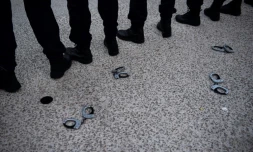 Des menottes jetées à terre par les policiers devant la Haute Cour de Marseille lors d'un rassemblement, le 11 juin 2020, pour protester contre les derniÚres annonces du ministre de l'Intérieur