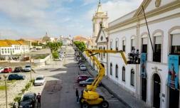 Une maison de retraite fait appel à une grue pour permettre aux proches des résidents de les voir en respectant la distanciation sociale, à Figueira da Foz au Portugal, le 7 mai 2020