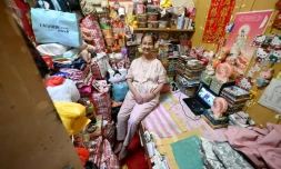 Lisa Lau assise sur son lit dans son logement d'un appartement subdivisé, le 30 avril 2026 à Hong Kong