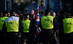 La police face aux manifestants du "Trop c'est trop" à Weymouth, au Royaume-Uni, le 4 août 2024