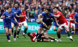 Le demi d'ouverture du XV de France Romain Ntamack (C) s'apprĂȘte Ă passer le ballon au demi de mĂȘlĂ© Antoine Dupont (G) lors d'un match du Tournoi des six nations contre le pays de Galles, le 18 mars 2023 Ă Saint-Denis