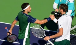 Le Bulgare Grigor Dimotrov (à gauche) salue Daniil Medvedev après l'avoir vaincu, mercredi à Indian Wells