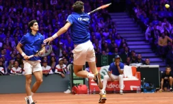 Le Français Nicolas Mahut (d) retourne aux côtés de Pierre-Hugues Herbert dans le double de la finale de Coupe Davis contre la Croatie, le 24 novembre 2018 à Villeneuve-d'Ascq  