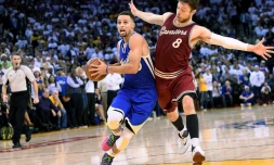 Stephen Curry (g) des Golden State Warriors face à Matthew Dellavedova des Cleveland Cavaliers lors du match de NBA à Oakland aux Etats-Unis, le 25 décembre 2015