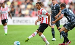 Le milieu de terrain Xavi Simons (c.) du PSV Eindhoven pendant le match d'Eredivisie contre le FC Emmen, à Eindhoven, le 6 août 2022