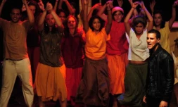 Spectacle, &quot;Ti baba, ti baba pa?&quot;, de la troupe de la maison des lycéens de Pierre Poivre à Saint-Joseph (Photo D.R)