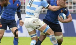 Le N.8 français Louis Picamoles (d) se fait plaquer par l'Argentin Guido Petti (c) lors du test-match à Tucuman, le 25 juin 2016