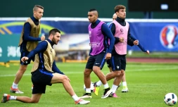 André Pierre Gignac (g) à la lutte avec Dimitri Payet (c), à côté d'Antoine Griezmann (d), lors d'une séance d'entraînement à Villeneuve-d'Ascq, le 18 juin 2016