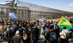 Des manifestants israéliens rassemblés près de la barrière frontalière entre Israël et l'Egypte tentent d'empêcher les camions d'aide humanitaire d'entrer en Israël en route vers la bande de Gaza, le 30 janvier 2024