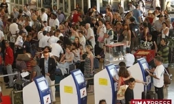 L'éruption du volcan islandais Eyjafjöll avait perturbé le trafic entre La Réunion et la Métropole en avril 2010 (Photo archives - Passagers en attente d'enregistrement le jeudi 22 avril 2010)