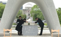 Le maire de Hiroshima, Kazumi Matsui (d), participe aux cérémonies pour le 74e anniversaire de l'attaque nucléaire sur Hiroshima, le 6 août 2019 au Mémorial pour la paix à Hiroshima