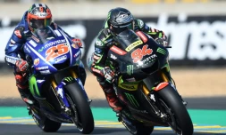 L'Espagnol Maverick Vinales (Movistar Yamaha N.25) à la lutte avec l'Allemand Jonas Folger (Yamaha TECH N.94) lors des qualifs pour le GP de France, catégorie MotoGP, le 20 mai 2017 au Mans
