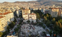 Vue aérienne des équipes de secours cherchant des survivants dans les décombres d'immeubles effondrés après un tremblement de terre, le 31 octobre 2020 à Izmir, en Turquie