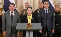 La Première ministre thaïlandaise Paetongtarn Shinawatra (c), entourée de hauts commandants de l'armée thaïlandaise et de ministres du gouvernement, s'exprime lors d'une conférence de presse à Bangkok, le 19 juin 2025