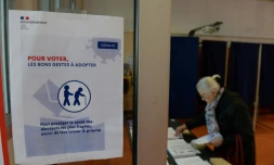 Dans un bureau de vote à Bordeaux, le 15 mars 2020