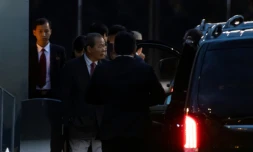 Des membres de la délégation nord-coréenne arrivent à l'aéroport de Stockholm, le 3 octobre 2019 en SuÚde