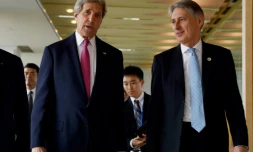 Le secrétaire d'Etat John Kerry et son homologue britannique Philip Hammond à leur arrivée le 10 avril 2016 à Hiroshima 