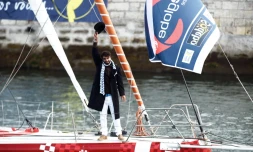 Le skippeur suisse Alan Roura lors du départ du Vendée Globe, le 6 novembre 2016 aux Sables d'Olonne