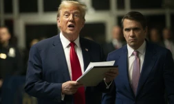 L'ancien président américain Donald Trump, accompagné par son avocat Todd Blanche, fait une déclaration à la presse à la sortie du tribunal de Manhattan, le 16 mai 2024 à New york