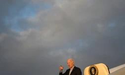 Joe Biden embarque à bord d'Air Force One à son départ de Charleston, en Caroline du Sud, le 8 janvier 2024