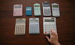 Une employée de Casio présente des calculettes de la marque au musée Toshio Kashio de Tokyo, le 25 novembre 2025