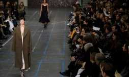 Des créations John Galliano défilent le 6 mars 2016 à Paris