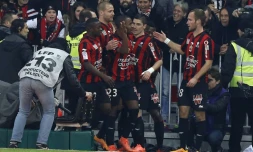L'attaquant niçois ValÚre Germain félicité par ses coéquipiers aprÚs son but contre l'OM à l'Allianz Riviera, le 14 février 2016