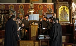 Des choristes dans une église orthodoxe à Ayia Napa, dans le sud-est de Chypre, le 10 avril 2022
