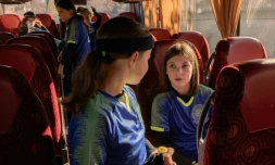 Des joueuses du club de football Krystal Kherson arrivent à Mykolaïv le 10 novembre 2023 pour un tournoi 