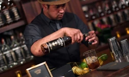 Un barman prépare un cocktail avec du rhum Havana Club Bacardi, le 3 avril 2018 à New York