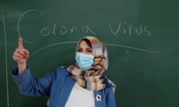Une enseignante palestinienne porte un masque en classe à Hebron le 10 août 2020