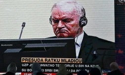 L'ancien chef militaire des forces serbes de Bosnie, Ratko Mladic (au centre), sur un écran géant diffusant son procès pour génocide regardé par des musulmans bosniaques, survivants et proches de victimes du massacre en 1995 à Srebrenica (Bosnie-Herzégovine), au Mémorial de Srebrenica, le 8 juin 2021