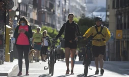 Des personnes marchent ou font du sport dans une rue de Madrid pendant les heures autorisées, le 10 mai 2020 en Espagne