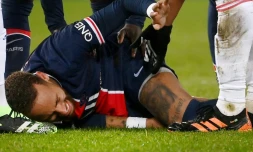 Neymar au sol aprÚs avoir été blessé à la cheville gauche lors de Paris SG-Lyon en L1 le 13 décembre 2020 au Parc des Princes
