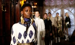 Des mannequins présentent les créations de Véronique Leroy lors des défilés parisiens, le 5 mars 2016