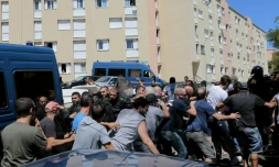 Les gendarmes contiennent une manifestation dans la cité des Monts à Lupino, un quartier populaire et métissé de Bastia, le 14 août 2016, au lendemain d'une violente rixe intercommunautaire