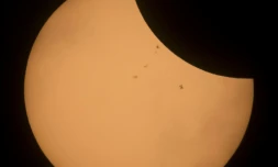 Cette photo fournie par la NASA et prise de la station spatiale internationale, montre l'éclipse solaire partielle le 21 août 2017 près de Banner, Wyoming