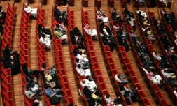 Des hommes et femmes attendent d'assister au concert du groupe américain iLuminate à l'amphithéâtre de l'université Princesse Noura bent Abdelrahman, le 6 octobre 2016 à Ryad, en Arabie Saoudite