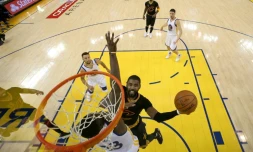 Kyrie Irving, le meneur vedette des Cleveland Cavaliers, monte au panier face aux Golden State Warriors en finale NBA, le 12 juin 2017 à Oakland (Californie)