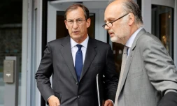 Nicolas Bazire (G), ancien directeur de cabinet et chef de campagne d'Edouard Balladur, quitte le tribunal de Paris le 15 juin 2020 aprĂšs sa condamnation Ă cinq ans de prison, dont deux avec sursis, dans le volet financier de l'affaire Karachi