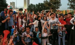 Des supporters iraniens se rassemblent devant le stade Azadi à Téhéran avant la diffusion du match Iran-Espagne dans le cadre du Mondial de football en Russie, le 20 juin 2018