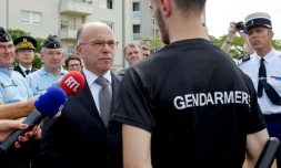 Le ministre de l'Intérieur Bernard Cazeneuve s'adresse à un réserviste lors d'une visite à une base militaire à Orléans, le 1er août 2016