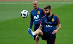 Le défenseur de l'Espagne (à dr.) Gerard Pique pendant un entraînement de l'équipe nationale près de Madrid, à Las Rozas, le  29 mai 2018  