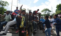 Des Guatémaltèques offrent de la nourriture et des boissons à des migrants partis du Honduras et qui comptent rallier les Etats-Unis. Photographie prise le 17 octobre 2018 à Teculutan, au Guatemala