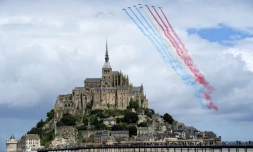 Des Alphajets de la Patrouille de France survolent le Mont-Saint-Michel le 2 juillet 2016