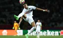 Kylian Mbappé sous le maillot du PSG contre le FC Barcelone au stade olympique de Montjuic, le 16 avril 2024