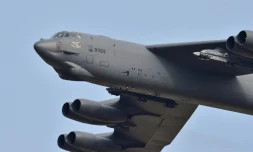Le bombardier B52 Stratofortress survole la base aérienne d'Osan, le 10 janvier 2016
