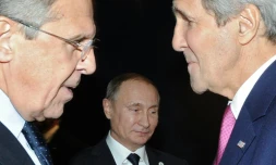 Le ministre russe des Affaires étrangÚres, Sergueï Lavrov (g) et son homologue américain John Kerry (d) discutent devant le président russe Vladimir Poutine (c), à Paris le 30 novembre 2015